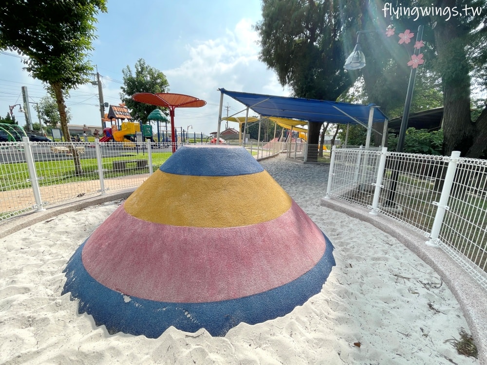 彰化埔鹽┃崑崙兒童公園。2022年8月正式啟用的公園,位於埔鹽交通要道旁,設有停車格,離埔鹽順澤宮不遠,可以順遊! - 第5張圖