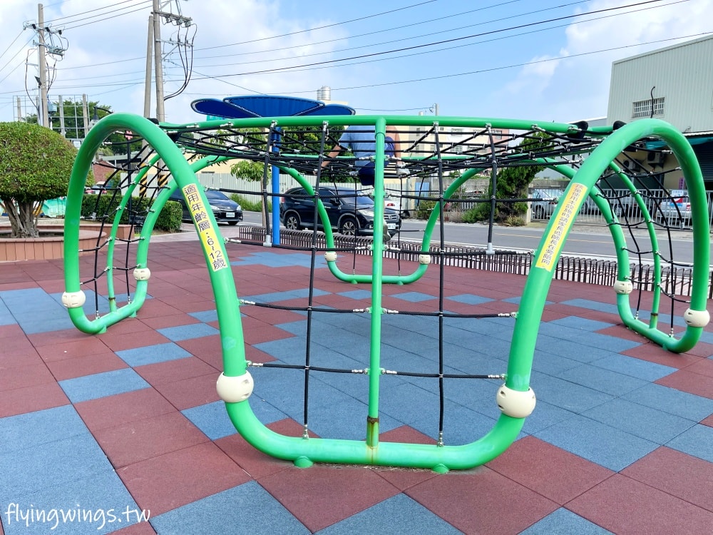 彰化埔鹽┃崑崙兒童公園。2022年8月正式啟用的公園,位於埔鹽交通要道旁,設有停車格,離埔鹽順澤宮不遠,可以順遊! - 第8張圖