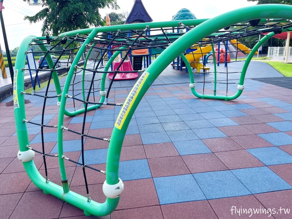 彰化埔鹽┃崑崙兒童公園。2022年8月正式啟用的公園,位於埔鹽交通要道旁,設有停車格,離埔鹽順澤宮不遠,可以順遊! - 第9張圖