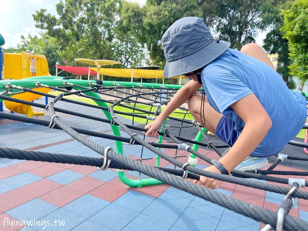 彰化埔鹽┃崑崙兒童公園。2022年8月正式啟用的公園,位於埔鹽交通要道旁,設有停車格,離埔鹽順澤宮不遠,可以順遊! - 第11張圖