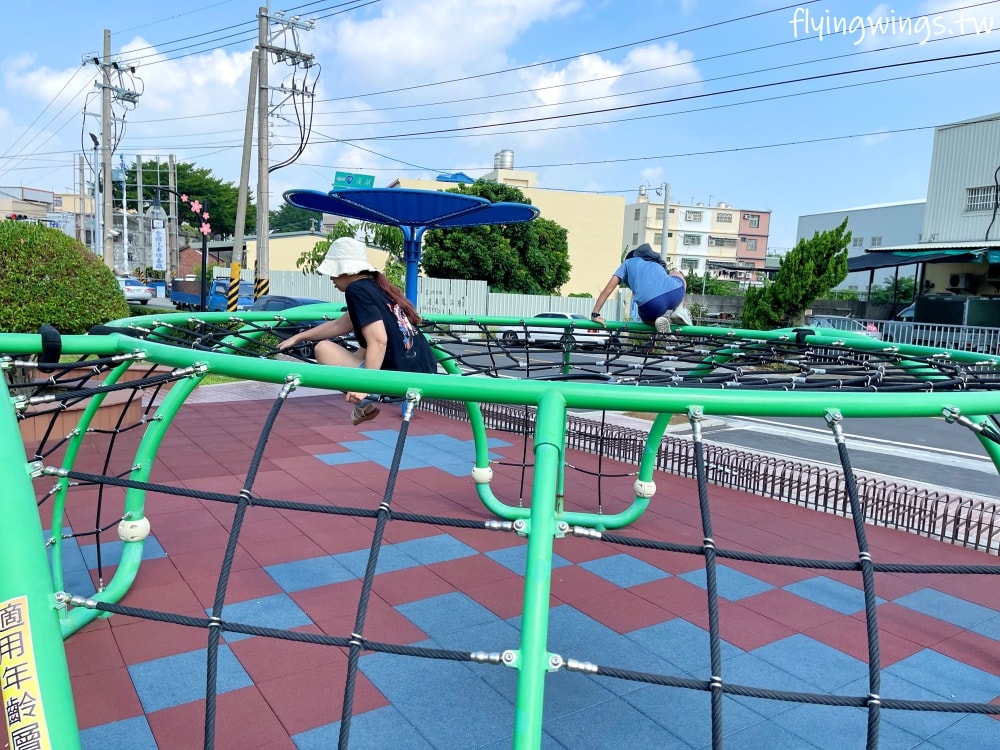 彰化埔鹽┃崑崙兒童公園。2022年8月正式啟用的公園,位於埔鹽交通要道旁,設有停車格,離埔鹽順澤宮不遠,可以順遊! - 第15張圖