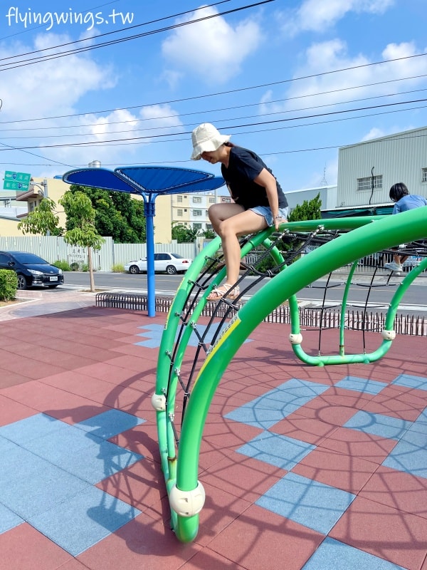 彰化埔鹽┃崑崙兒童公園。2022年8月正式啟用的公園,位於埔鹽交通要道旁,設有停車格,離埔鹽順澤宮不遠,可以順遊! - 第16張圖