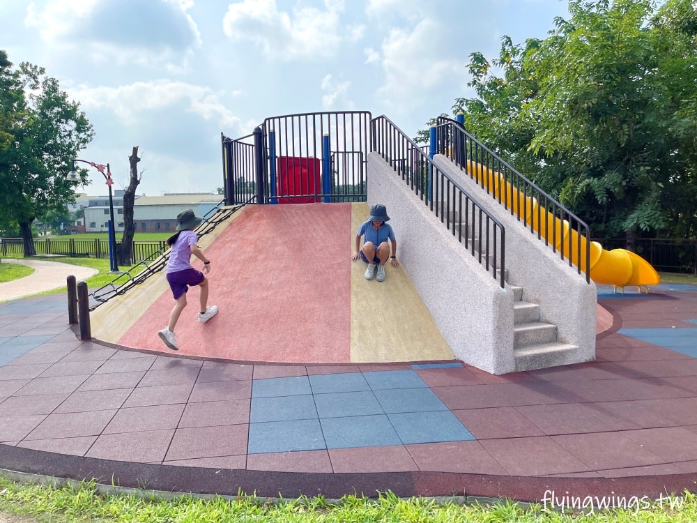 彰化埔鹽┃崑崙兒童公園。2022年8月正式啟用的公園,位於埔鹽交通要道旁,設有停車格,離埔鹽順澤宮不遠,可以順遊! - 第17張圖