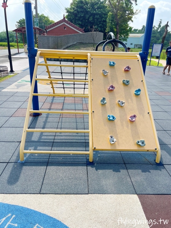 彰化埔鹽┃崑崙兒童公園。2022年8月正式啟用的公園,位於埔鹽交通要道旁,設有停車格,離埔鹽順澤宮不遠,可以順遊! - 第24張圖