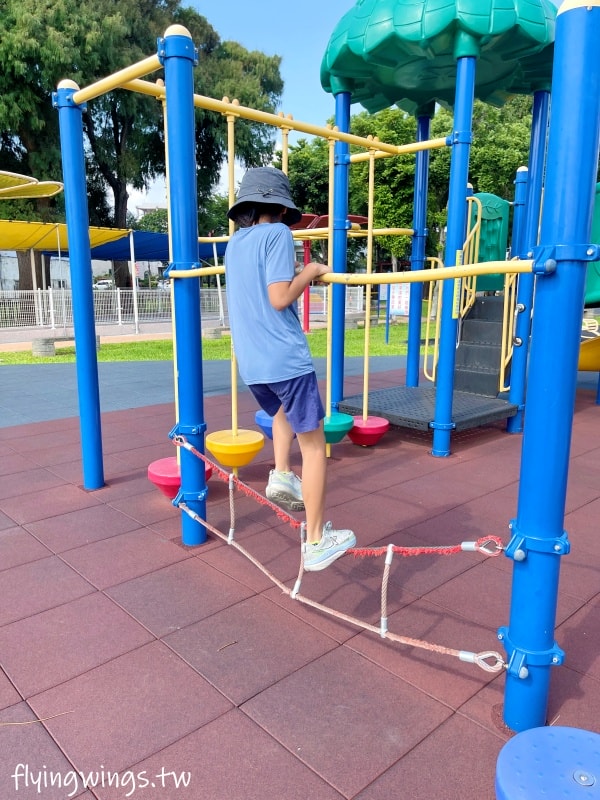 彰化埔鹽┃崑崙兒童公園。2022年8月正式啟用的公園,位於埔鹽交通要道旁,設有停車格,離埔鹽順澤宮不遠,可以順遊! - 第31張圖