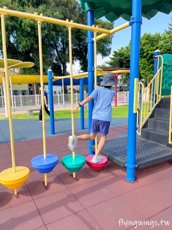 彰化埔鹽┃崑崙兒童公園。2022年8月正式啟用的公園,位於埔鹽交通要道旁,設有停車格,離埔鹽順澤宮不遠,可以順遊! - 第32張圖